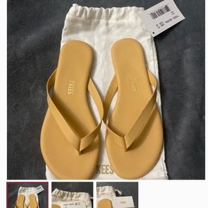 Brand new 5 pairs of tkees flip flops